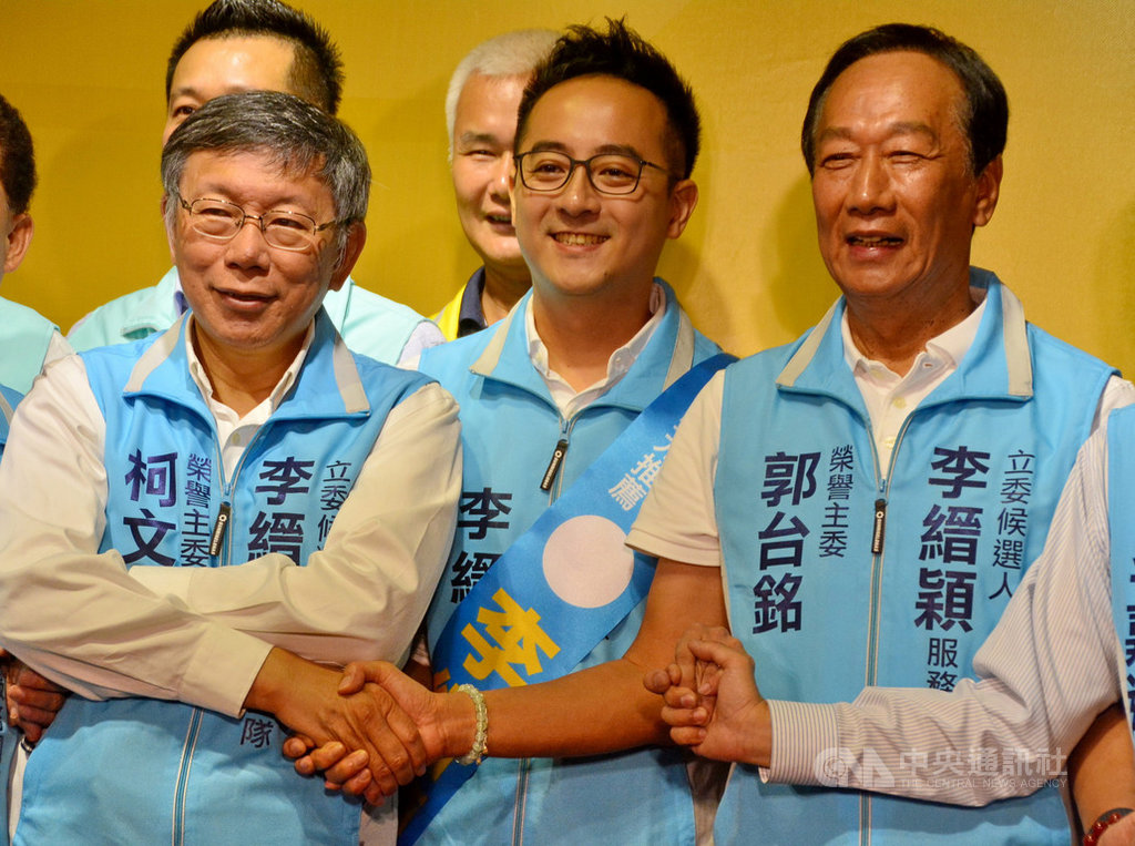 鴻海集團創辦人郭台銘(右)、台北市長柯文哲(左)9日聯手站台力挺無黨籍新北市第10選區(土城、三峽)立委參選人李縉穎(中)。中央社記者黃旭昇新北攝 108年11月9日