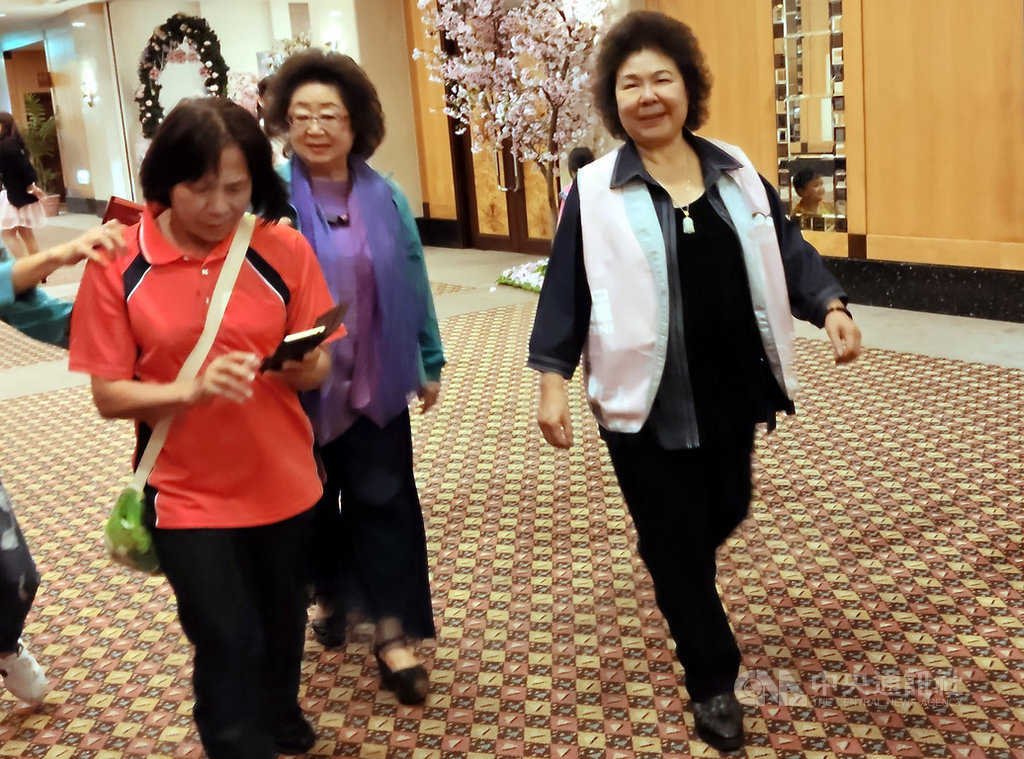 總統府秘書長陳菊(右)9日到台東參加台東縣小英姊妹會成立大會,接受聯訪時,有媒體問到藍營頻打她在高雄市長任內的負債問題,陳菊說,公道自在人心。中央社記者盧太城台東攝 108年11月9日