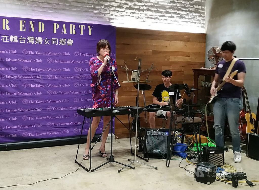 在韓台灣婦女同鄉會9日晚間在首爾舉辦懷舊感恩年終餐會,會長余如玉(左)在兒子們組成的「小混混樂團」伴奏下,演唱五月天的「什麼歌」助興。中央社記者姜遠珍首爾攝 108年11月9日