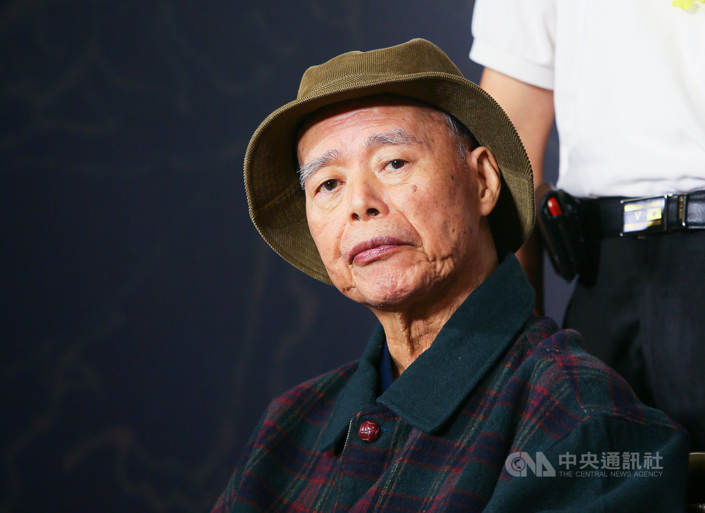 日本沖繩首里城慘遭祝融,除當年重建正殿的主要結構大梁是來自台灣檜木外,當中多項文物「御王座」等也都出自台灣木雕工藝家、人稱「阿義師」的葉經義之手。中央社記者謝佳璋攝攝 108年11月9日