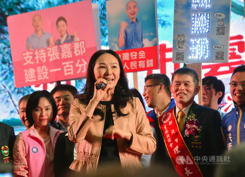 國民黨總統參選人韓國瑜的夫人李佳芬(前)9日晚間到新北市五股區向旅北雲林鄉親懇託,籲請支持雲林女婿韓國瑜。中央社記者黃旭昇新北市攝 108年11月9日