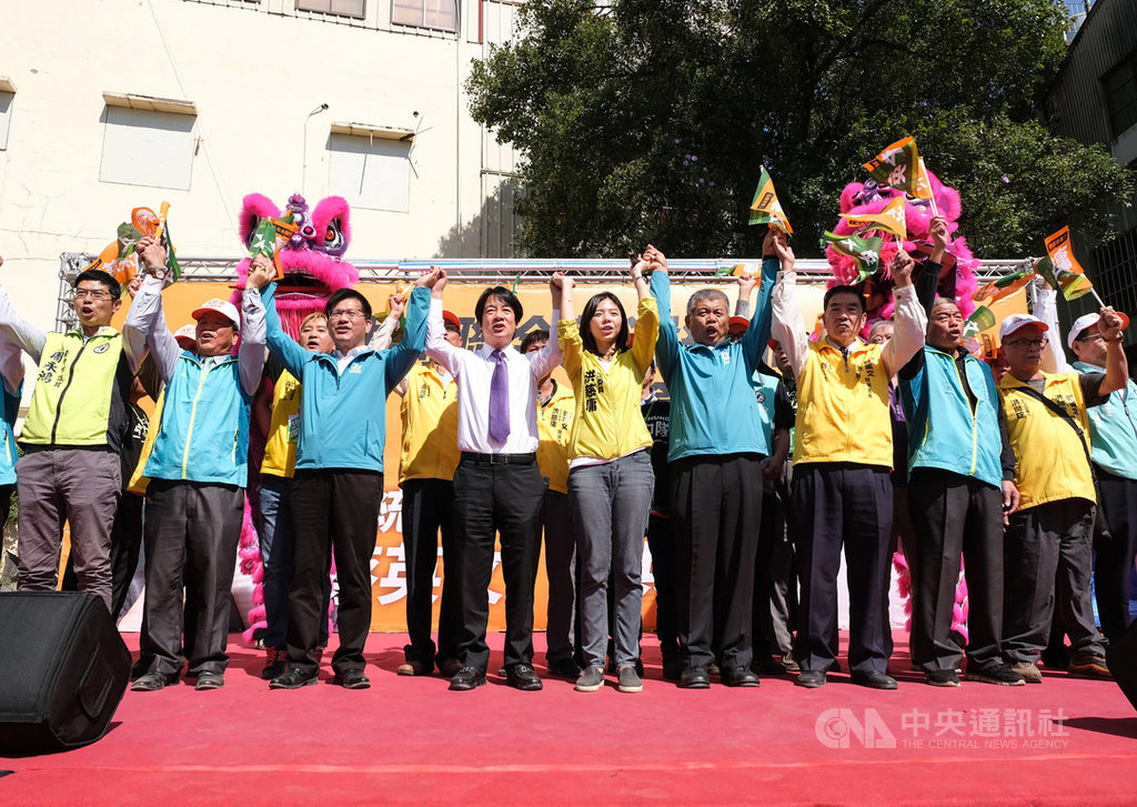 力拚連任的無黨籍台中市立委洪慈庸(前左5),9日舉行與總統蔡英文神岡聯合競選總部成立大會,交通部長林佳龍(前左3)、前行政院長賴清德(前左4)等人出席力挺。中央社記者趙麗妍攝 108年11月9日