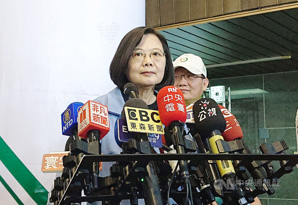總統蔡英文9日受訪時,質疑國民黨總統參選人韓國瑜,市政做得不順、選舉選得困難,也不能把責任推給人民。中央社記者潘姿羽攝 108年11月9日