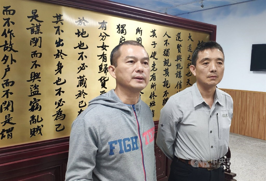 日前在金門烈嶼岸際發現的海漂豬屍9日檢出非洲豬瘟病毒核酸陽性,金門縣政府建設處代理處長文水成(右)和防疫所長林政道(左)受訪表示,烈嶼8家養豬場目前未發現異常,後續也將採樣進行監測。中央社記者黃慧敏攝 108年11月9日
