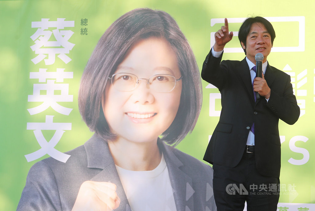 無黨籍立委林昶佐力拚連任,9日在台北艋舺公園舉辦與總統蔡英文的聯合後援會成立大會,邀請前行政院長賴清德(圖)站台,賴清德致詞向民眾懇託,將總統票和政黨票投給民進黨。中央社記者裴禛攝 108年11月9日