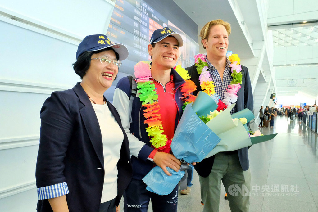 戴彰化埔鹽順澤宮帽子奪冠而聲名大噪的挪威三鐵選手艾登(Gustav Iden)(中)9日抵台,彰化縣長王惠美(左)前往接機。中央社記者吳睿騏桃園機場攝 108年11月9日