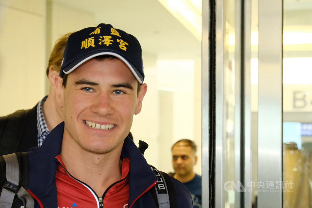挪威三鐵選手艾登(Gustav Iden)(前)9日抵台,他日前參加法國尼斯鐵人三項世界錦標賽奪冠,戴的帽子就來自彰化縣埔鹽鄉順澤宮,掀起民眾向順澤宮索取冠軍帽風潮。中央社記者吳睿騏桃園機場攝 108年11月9日