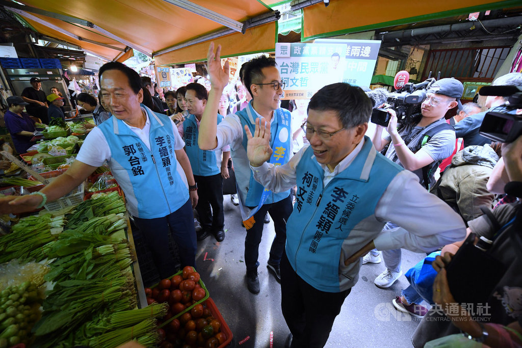 台灣民眾黨主席、台北市長柯文哲(前右)、鴻海創辦人郭台銘(前左)9日前往土城學府市場,陪同無黨籍立委參選人李縉穎(前中)掃街拜票,尋求選民支持。中央社記者王飛華攝 108年11月9日