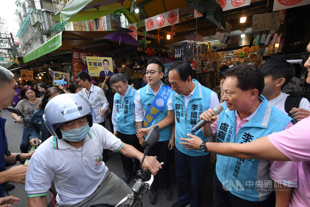 台灣民眾黨主席、台北市長柯文哲(前右4)、鴻海創辦人郭台銘(前右2)9日陪同無黨籍立委參選人李縉穎(前右3)到土城學府市場掃街拜票,爭取民眾支持。中央社記者王飛華攝 108年11月9日