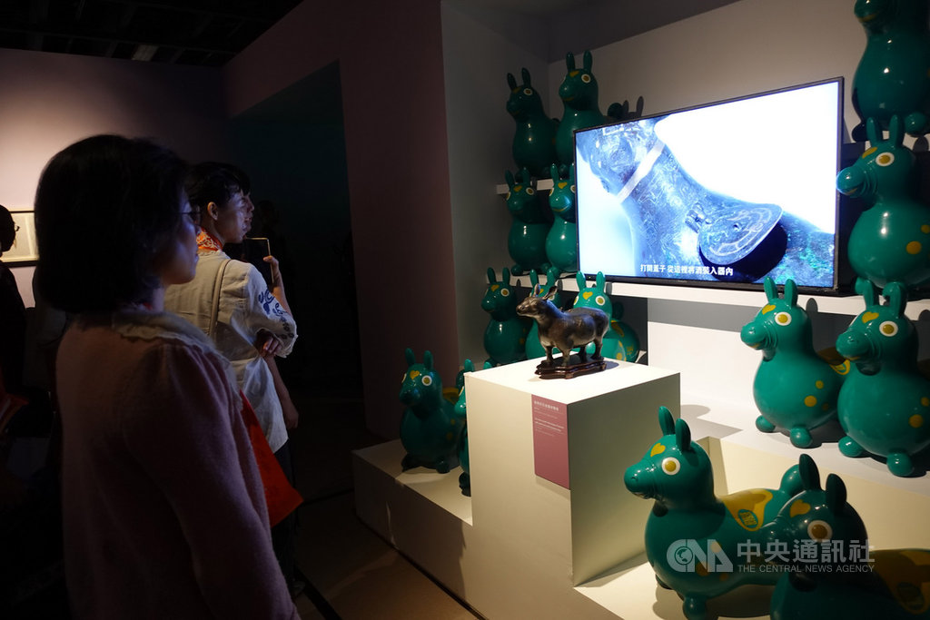 國立故宮博物院、香港城市大學與高雄市佛光山佛陀紀念館攜手籌辦「動物藝想—故宮新媒體藝術展」,除展現古今文化外,也重新省思科學與自然的衝突,引導觀眾理解各時代人類如何與自然共處,也對科技發展所帶來的環境與道德問題提出反省與思考。(故宮提供)中央社記者鄭景雯傳真 108年11月9日