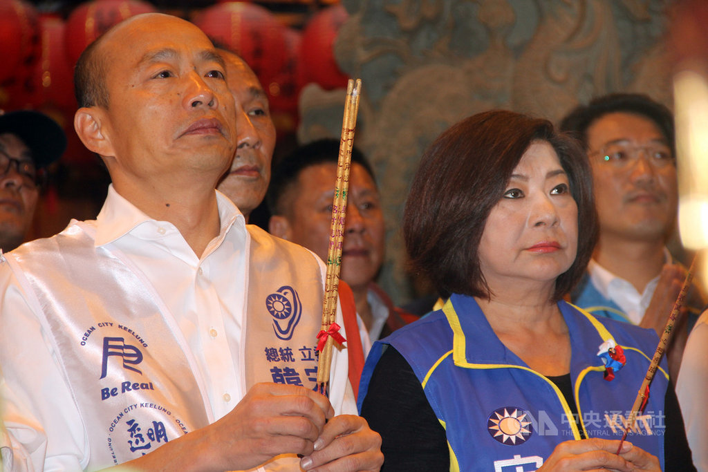 國民黨總統參選人韓國瑜(前左)9日下午在黨籍基隆市立法委員參選人宋瑋莉(前右)等陪同下,前往基隆市聖安宮參拜祈福。中央社記者王朝鈺攝 108年11月9日