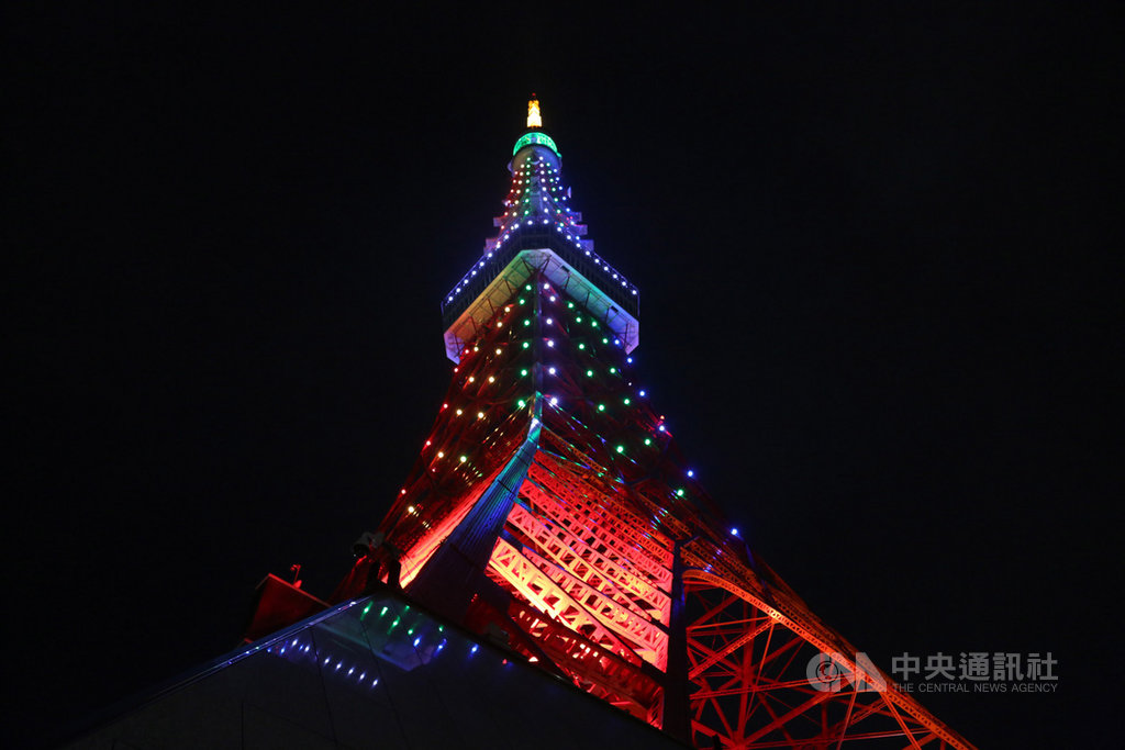 日皇5月1日即位以來,有各項慶祝儀式。9日是國民祝賀活動,在皇宮廣場前有多項表演。此外,東京鐵塔實施「奉祝點燈」,以日本寺社佛閣在辦慶典時所裝飾的「五色幔幕」為意象,施以光雕。中央社記者楊明珠東京攝 108年11月9日
