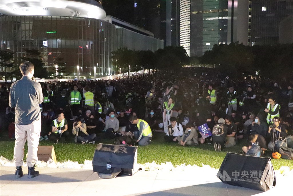大批香港市民9日晚間參加在金鐘添馬公園的集會,悼念因參加「反送中」示威、墜樓不治的科技大學學生周梓樂,現場並高喊「香港人報仇」等口號。圖為活動現場情況。中央社記者張謙香港攝 108年11月9日