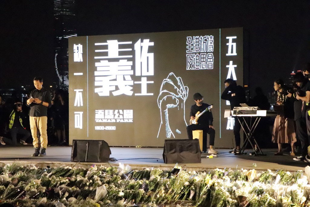 大批香港市民9日晚間參加在金鐘添馬公園的集會,悼念因參加「反送中」示威、墜樓不治的科技大學學生周梓樂。圖為與會者致意的白鮮花擺滿舞台前方。中央社記者張謙香港攝 108年11月9日