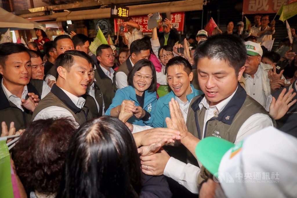 總統蔡英文(中)9日晚間至台北社子出席「蔡英文X何志偉後援總會」成立大會,與力拚連任的民進黨籍立委何志偉(中右)一同進場,受到民眾熱情歡迎。中央社記者裴禛攝 108年11月9日