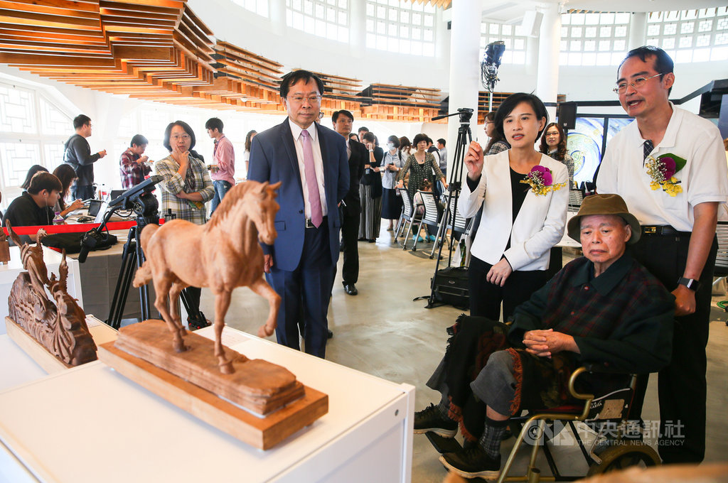 文化部長鄭麗君(立者右2)9日在台北出席2019第13屆國家工藝成就獎頒獎典禮,親自頒獎表揚木雕大師葉經義(乘輪椅者),並參觀現場展出的大師之作。中央社記者謝佳璋攝 108年11月9日