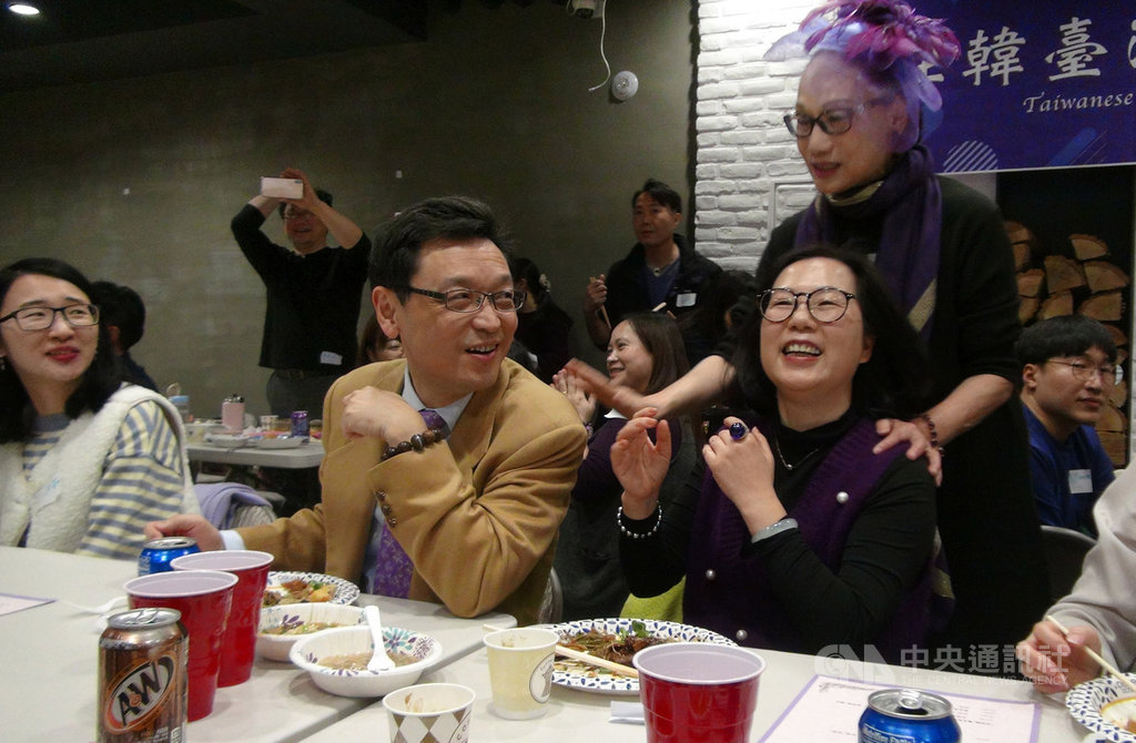 駐韓代表唐殿文偕同夫人張曉霞9日晚間出席「在韓台灣婦女同鄉會」懷舊感恩年終餐會,從台灣嫁到韓國40年的段聖碧(後)與唐殿文夫婦歡談。中央社記者姜遠珍首爾攝 108年11月9日