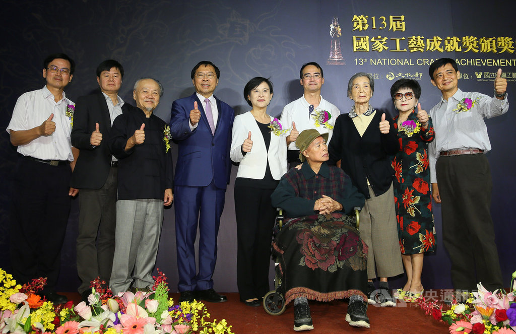 文化部長鄭麗君(後中)9日在台北出席2019第13屆國家工藝成就獎頒獎典禮,肯定並推崇今年國家工藝成就獎得主葉經義(前)投入木雕工藝創作與傳承的貢獻。中央社記者謝佳璋攝 108年11月9日