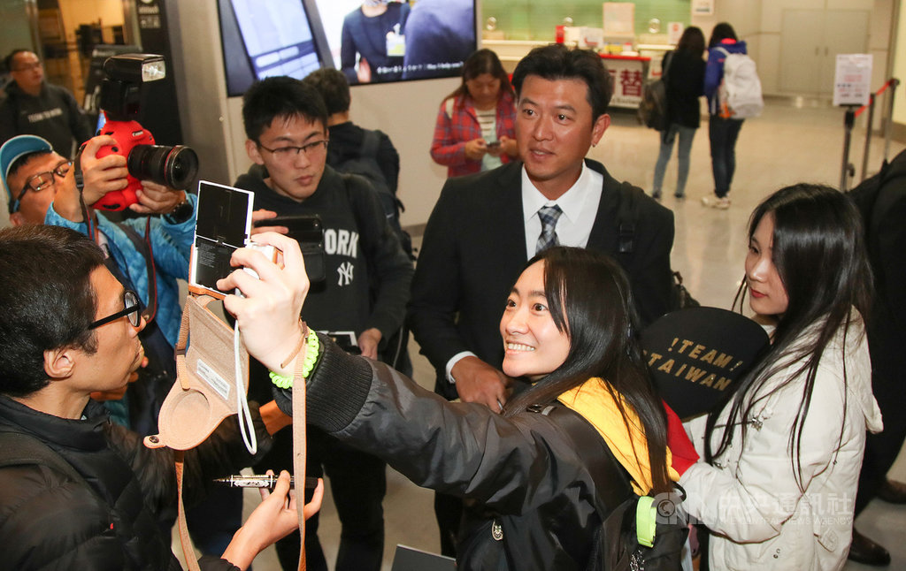 2019世界12強棒球錦標賽中華隊9日晚間順利抵達日本,許多球迷到場接機,有球迷開心與中華隊教練王建民(中右)合影。中央社記者張新偉成田機場攝 108年11月9日