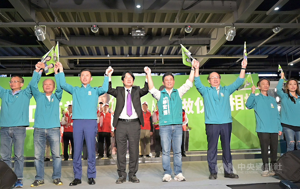 民進黨籍新竹市立委參選人鄭宏輝(右4)的競選團隊9日舉辦後援會授證活動,前行政院長賴清德(左4)與新竹市長林智堅(左3)、同黨立委柯建銘(右3)皆現身力挺。中央社記者魯鋼駿攝 108年11月9日