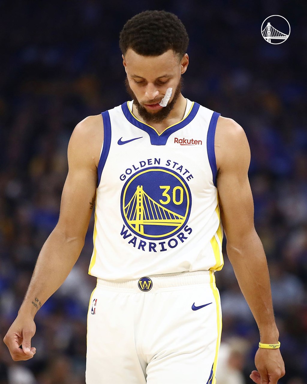 NBA金州勇士控球後衛柯瑞(圖)左手骨折1日接受手術,勇士當時宣布,他將休兵至少3個月,但美國體育消息網站「看台報告」記者布徹8日報導,柯瑞本季「不太可能」回歸。(圖取自facebook.com/warriors)