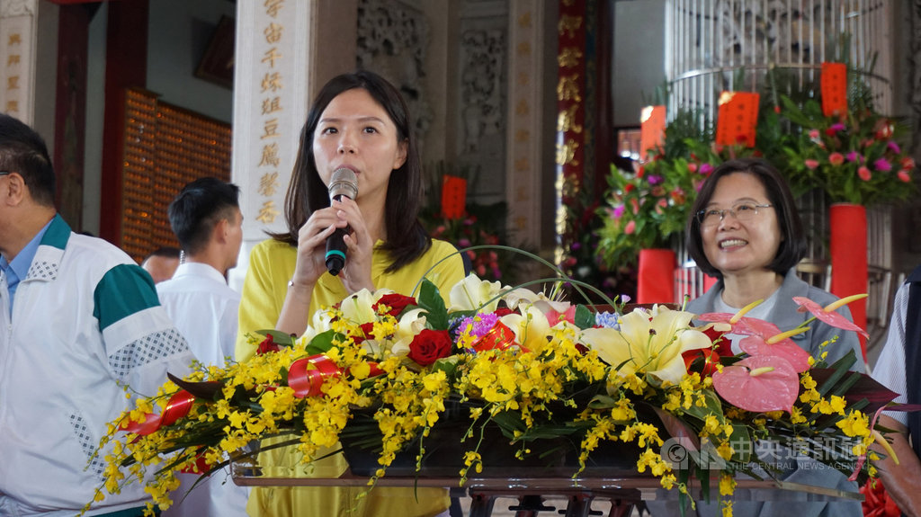台中市立委選舉第3選區(后里、神岡、大雅、潭子),無黨籍立委洪慈庸(中)尋求連任,總統蔡英文(右)站台力挺。中央社記者趙麗妍攝 108年11月9日