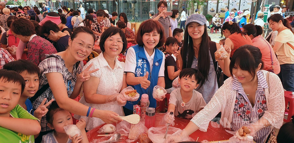 台中市議員黃馨慧(中)獲國民黨提名參選台中市立委第4選區(西屯區、南屯區),首度問鼎立委選舉,她將以用心服務、扎實問政彌補劣勢。(黃馨慧服務處提供)中央社記者郝雪卿傳真 108年11月9日