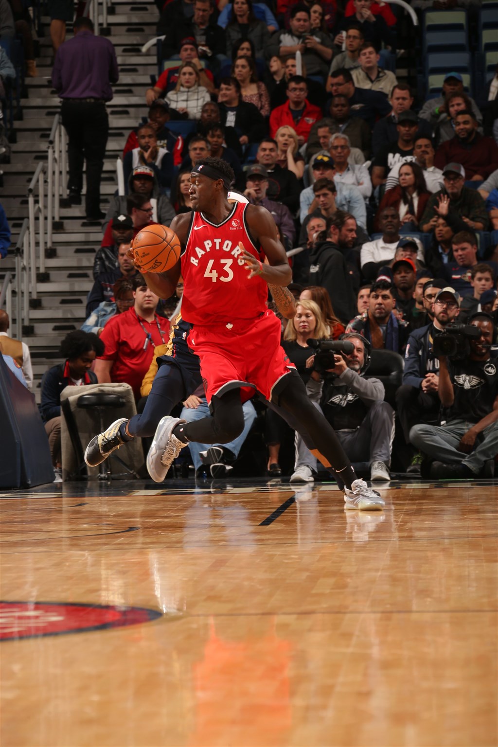 美國職籃NBA多倫多暴龍前鋒西雅坎(前)8日飆44分抓10籃板,率隊以122比104輕取紐奧良鵜鶘。(圖取自twitter.com/Raptors)