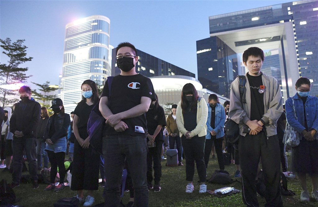 大批香港市民9日晚間參加在金鐘添馬公園的集會,悼念因參加「反送中」示威、墜樓不治的科技大學學生周梓樂。(共同社提供)