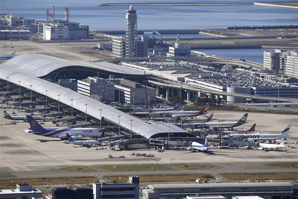 日本關西機場9日因無人機鬧場關閉跑道逾一小時,關西機場公司呼籲,在機場附近使用無人機可能觸法。(共同社提供)
