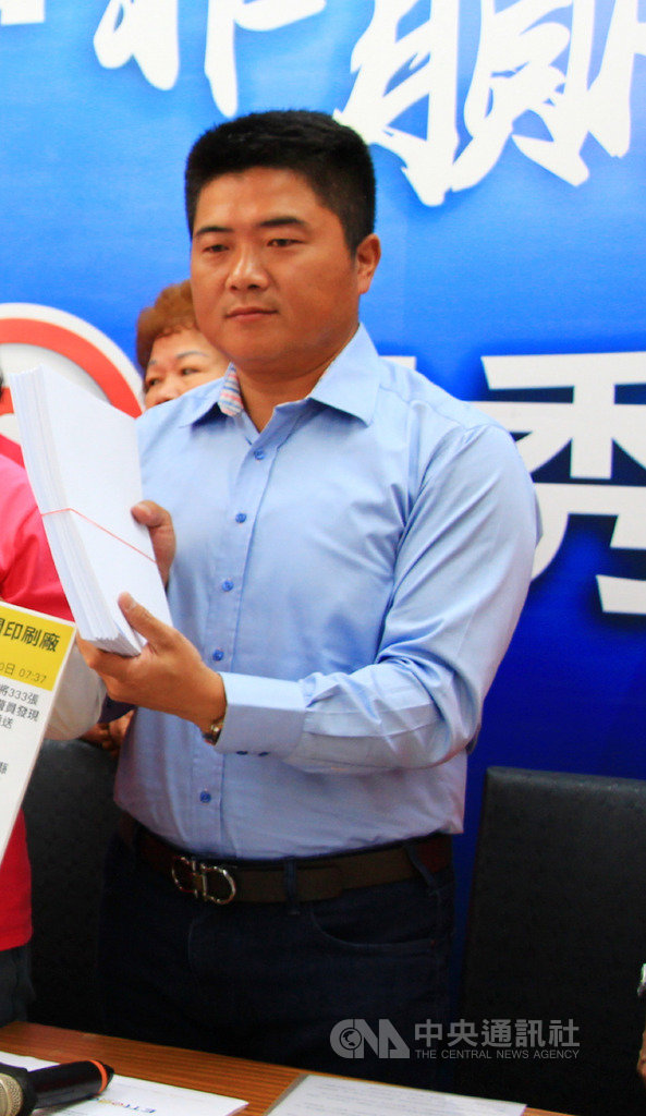 台中市立委選舉第2選區,國民黨立委顏寬恒尋求連任,主打地方深耕牌,希望獲得選民支持。中央社記者蘇木春攝 108年11月9日
