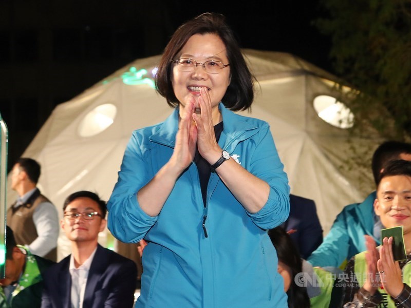 總統蔡英文(前)拚國會過半,9日將出席新北市立委羅致政、台北市立委何志偉競選總部成立大會。(中央社檔案照片)