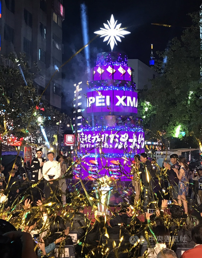 台北市長柯文哲(台上左2白衣者)等人9日晚間共同為「台北最High新年城–2020跨年晚會」系列活動揭開序幕,現場氣氛相當熱鬧。中央社記者陳怡璇攝 108年11月9日