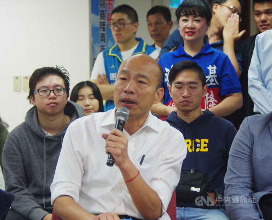 國民黨總統參選人韓國瑜(前)9日在基隆出席「與青年有約」活動,談到在基隆設「潛艦產業園區」及潛艦國造議題時,韓國瑜表示,他保持懷疑態度,政府應根據國防需求與自身能力量力而為。(讀者提供)中央社記者王朝鈺傳真 108年11月9日