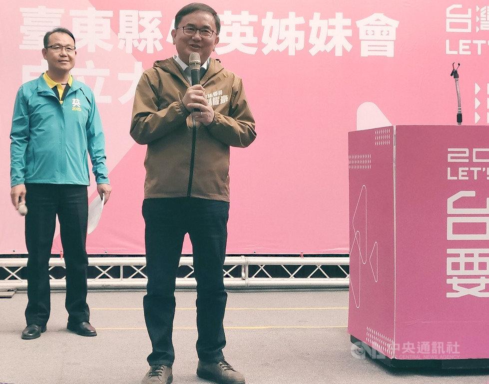 台東縣小英姊妹會9日正式成立,民進黨立委劉櫂豪 (右)出席致詞表示,做總統真的很辛苦,希望大家起成為蔡總統的最大後盾,給予最大幫忙。中央社記者盧太城台東攝 108年11月9日