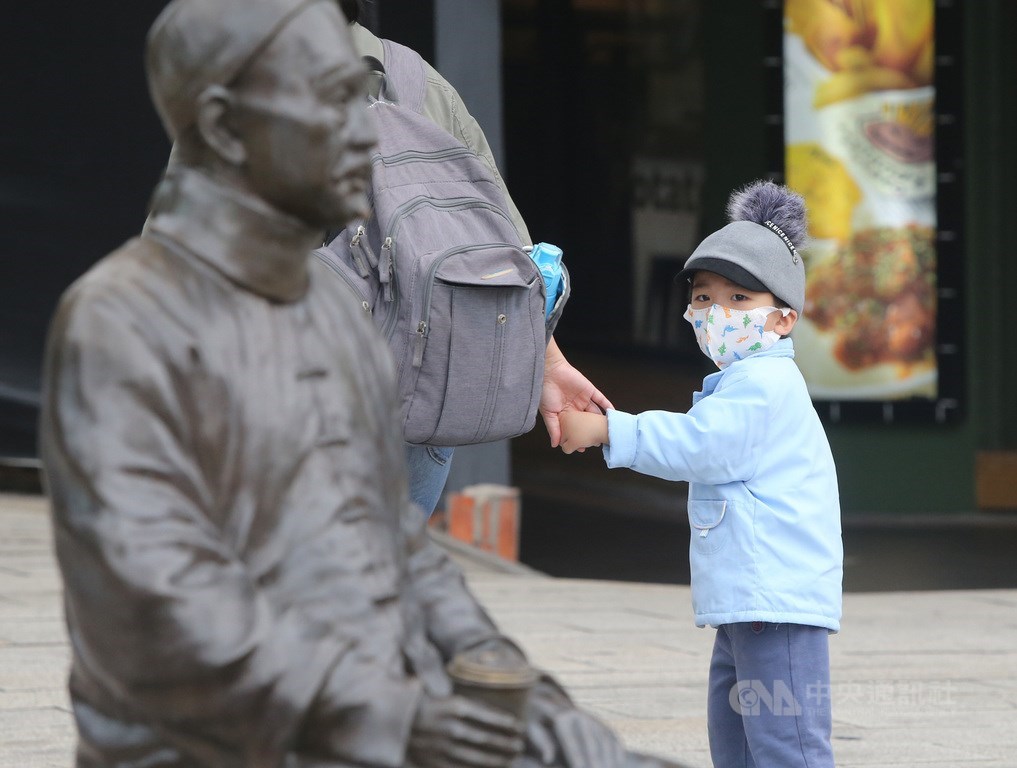 氣象局指出,10日天氣型態乾冷,各地大多是多雲到晴,清晨、深夜各地普遍低溫在攝氏16至19度,白天北部及東半部地區高溫約25至27度。(中央社檔案照片)