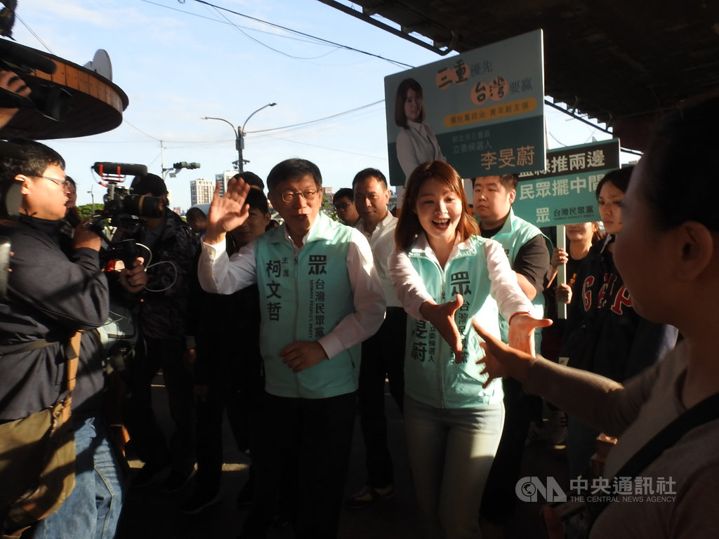 台北市長、台灣民眾黨主席柯文哲(前右3)10日上午到三重,幫立委參選人李旻蔚(前右2)助選,一一向重新橋下跳蚤市場攤商及民眾拜票。中央社記者王鴻國攝 108年11月10日