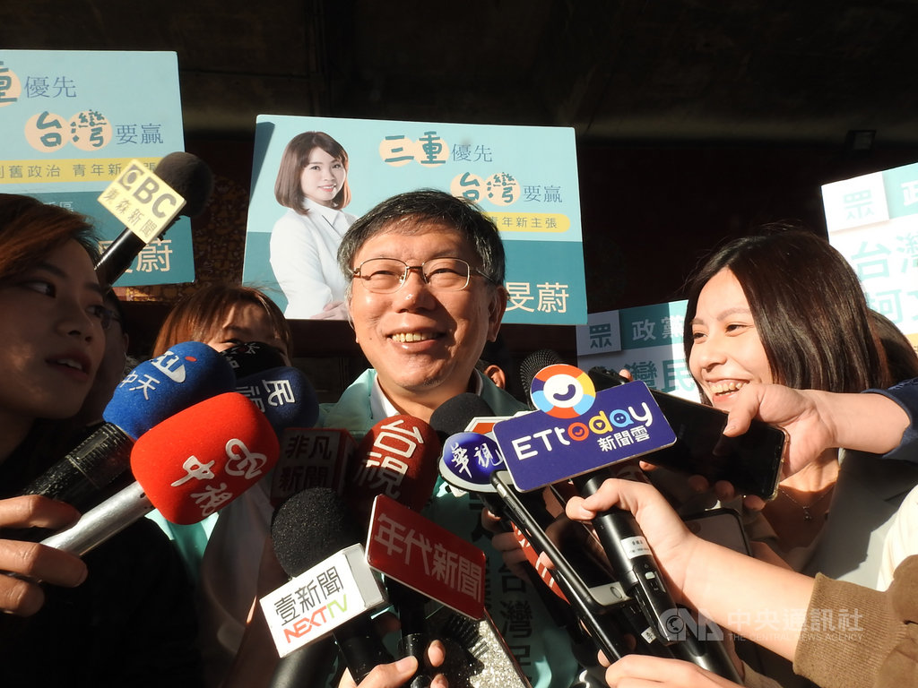 針對國民黨總統參選人韓國瑜批評民進黨政府跟匈奴一樣掠奪完就走人的說法,台北市長、台灣民眾黨主席柯文哲(中)10日表示「他實在是廣告界的奇才,成吉思汗也是匈奴呀」,他對此沒意見,反正就是政治口水。中央社記者王鴻國攝 108年11月10日