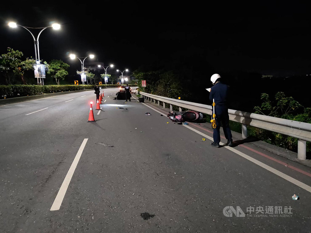新北市淡水區台2線9日深夜發生死亡車禍,47歲羅姓女子疑騎機車自摔後遭後方車輛輾斃,司機肇事後逃逸,10日遭警方逮捕送辦。(翻攝畫面)中央社記者王鴻國傳真 108年11月10日