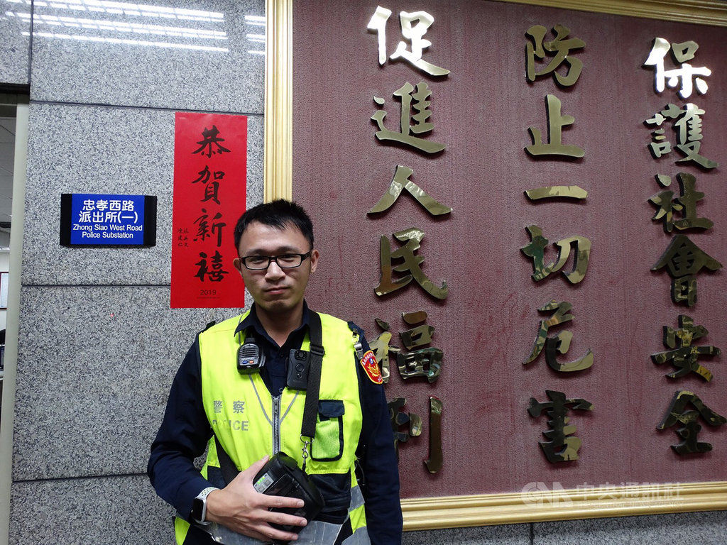 台北市警方表示,日前接獲章姓陸客報案指稱,將行李遺落在計程車上,委託台灣友人協助完成報案手續,便搭機返回大陸,經越洋電話聯繫章男仍無法回覆搭車資訊,幸經警員林庭緯(圖)追查監視器後尋獲行李。(台北市警察局中正第一分局提供)中央社記者黃麗芸傳真 108年11月10日