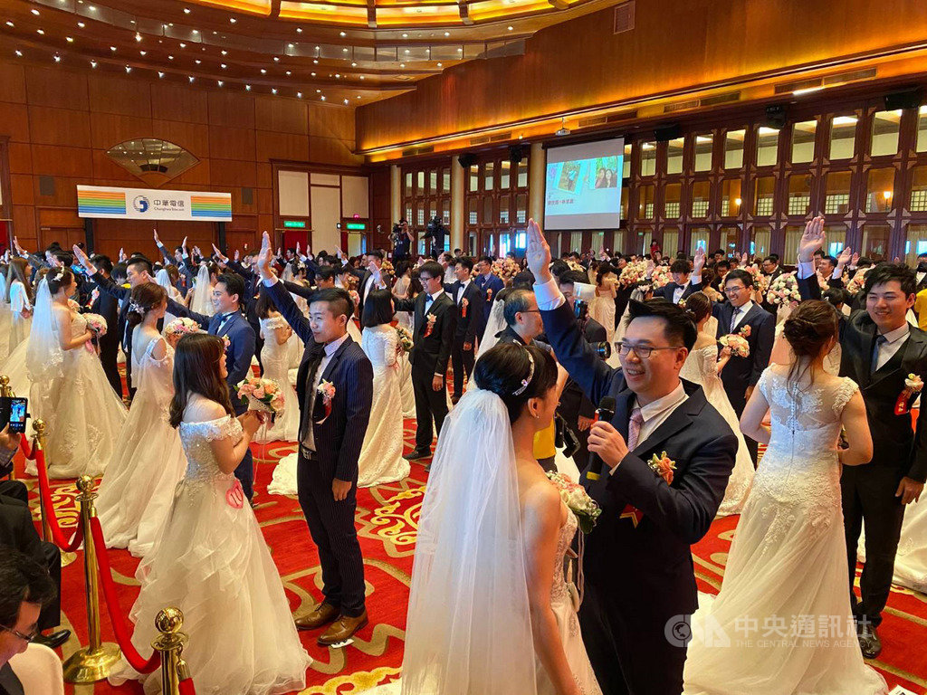 中華電信10日在圓山大飯店盛大舉辦「中華電信108年員眷集團結婚」,再現幸福傳承。(中華電信提供)中央社記者潘智義傳真 108年11月10日