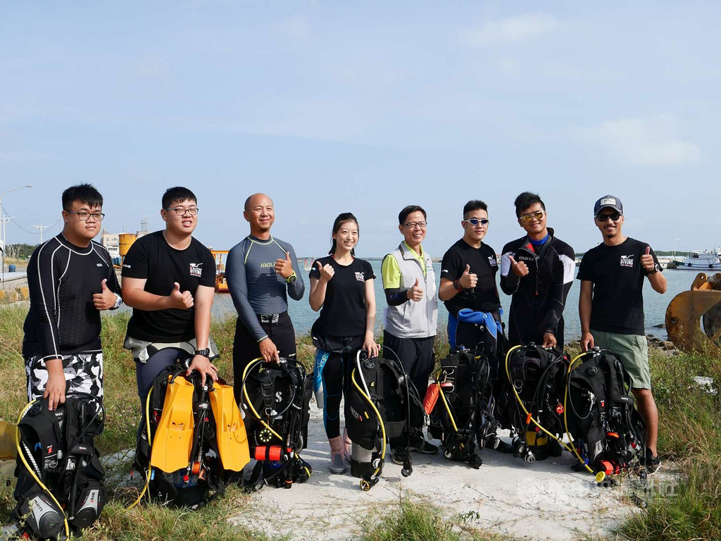 新竹市海底撈巡守隊成立於去年6月,現有15名隊員,由資深潛水員和潛水教練、助教組成,於每年4、5月起海象穩定期間,展開海底垃圾清理工作。(新竹市政府提供)中央社記者魯鋼駿傳真 108年11月10日