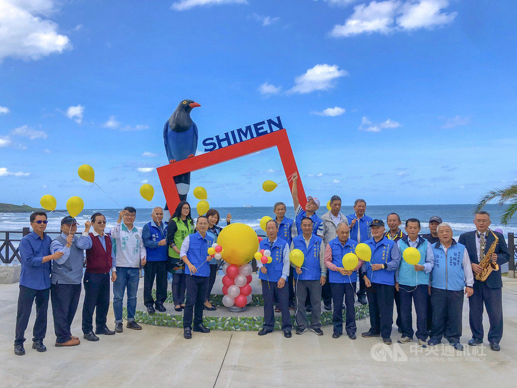新北市石門以台灣藍鵲打卡框為主題的山溪觀海平台9日啟用,在地特色結合海景,成為地方亮點。(石門區長林俊宏提供)中央社記者葉臻傳真 108年11月10日