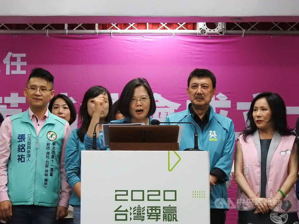 新北市小英姊妹會10日成立,總統蔡英文(中)致詞表示,政府不僅拚經濟及推長照,還要減稅及照顧0到6歲的小朋友,要讓年輕人敢生敢養,創業就業更順暢。中央社記者王鴻國攝 108年11月10日