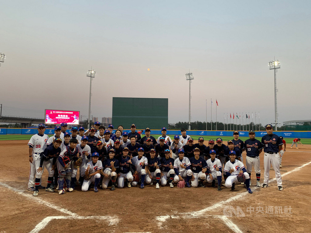 2019年第2屆亞洲女子棒球錦標賽,中華隊(白衣)10日預賽對上香港(黑衣),終場中華隊以12比0收下2連勝,提前確定晉級複賽。圖為兩隊球員合影留念。(中華民國棒球協會提供)中央社記者謝靜雯傳真 108年11月10日
