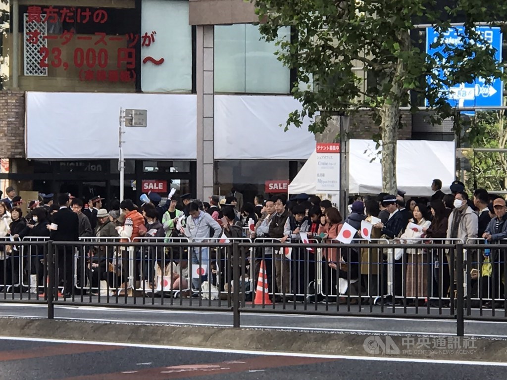 日皇德仁即位遊行「祝賀御列之儀」10日下午登場,不少民眾提前在遊行路線附近排隊,希望一睹德仁與皇后雅子風采。中央社記者楊明珠東京攝 108年11月10日