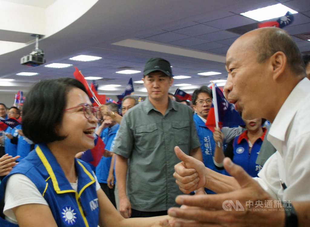 國民黨總統參選人韓國瑜10日下午在高雄市黨部出席高雄市競選總部幹部授證大會,與黨籍8名高雄市立委參選人同台造勢,現場氣氛熱絡。中央社記者程啟峰高雄攝 108年11月10日