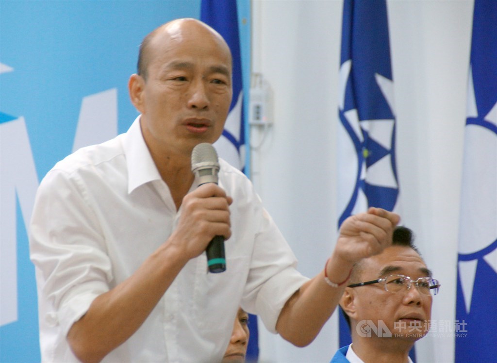 國民黨總統參選人韓國瑜(左)10日在高雄出席活動後受訪表示,國民黨總統、副總統參選人都願意為國家犧牲來開創美好未來,副手人選11日就會跟大家報告。中央社記者程啟峰高雄攝 108年11月10日