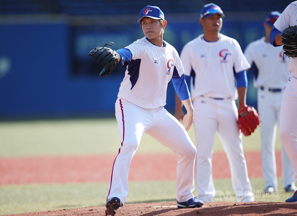 2019世界12強棒球賽複賽11日將在日本千葉ZOZO球場開打,這座球場同時是旅日投手陳冠宇(前)在羅德隊的主場,他表示,「沒有想過可以穿著中華隊球衣來到這個球場,剛好這次12強在這邊,給自己一個很棒的動力」。中央社記者張新偉東京攝 108年11月10日
