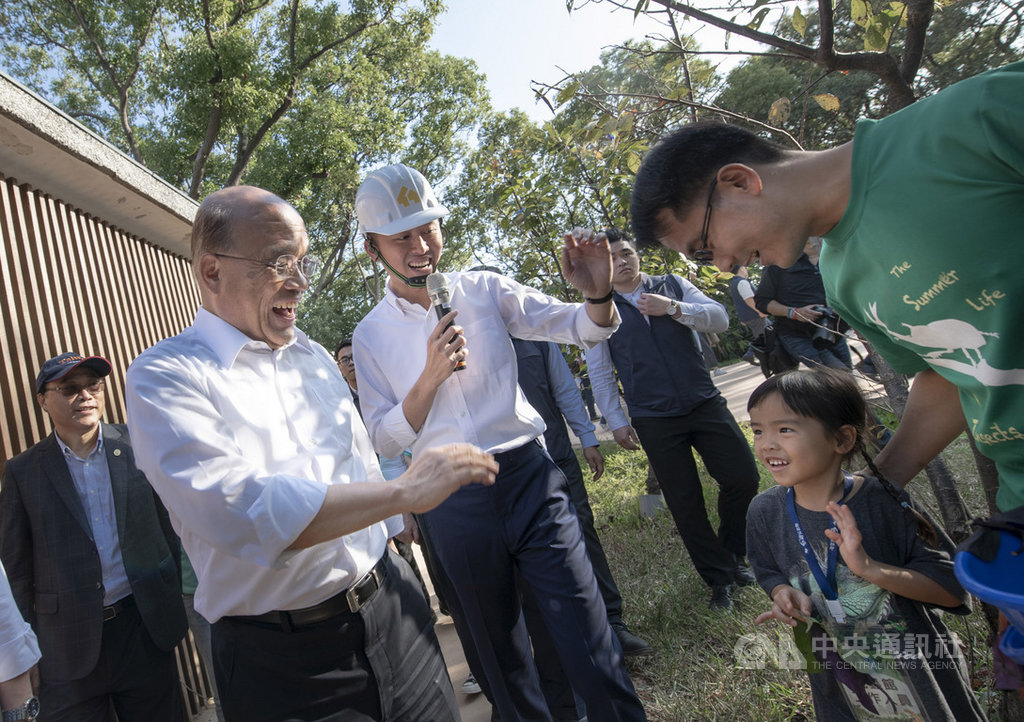 行政院長蘇貞昌(前左)10日在新竹市長林智堅(前左2)陪同下,前往視察將於年底重新開幕的新竹市立動物園,肯定動物園改造成果,並與小朋友開心互動。中央社記者魯鋼駿攝 108年11月10日